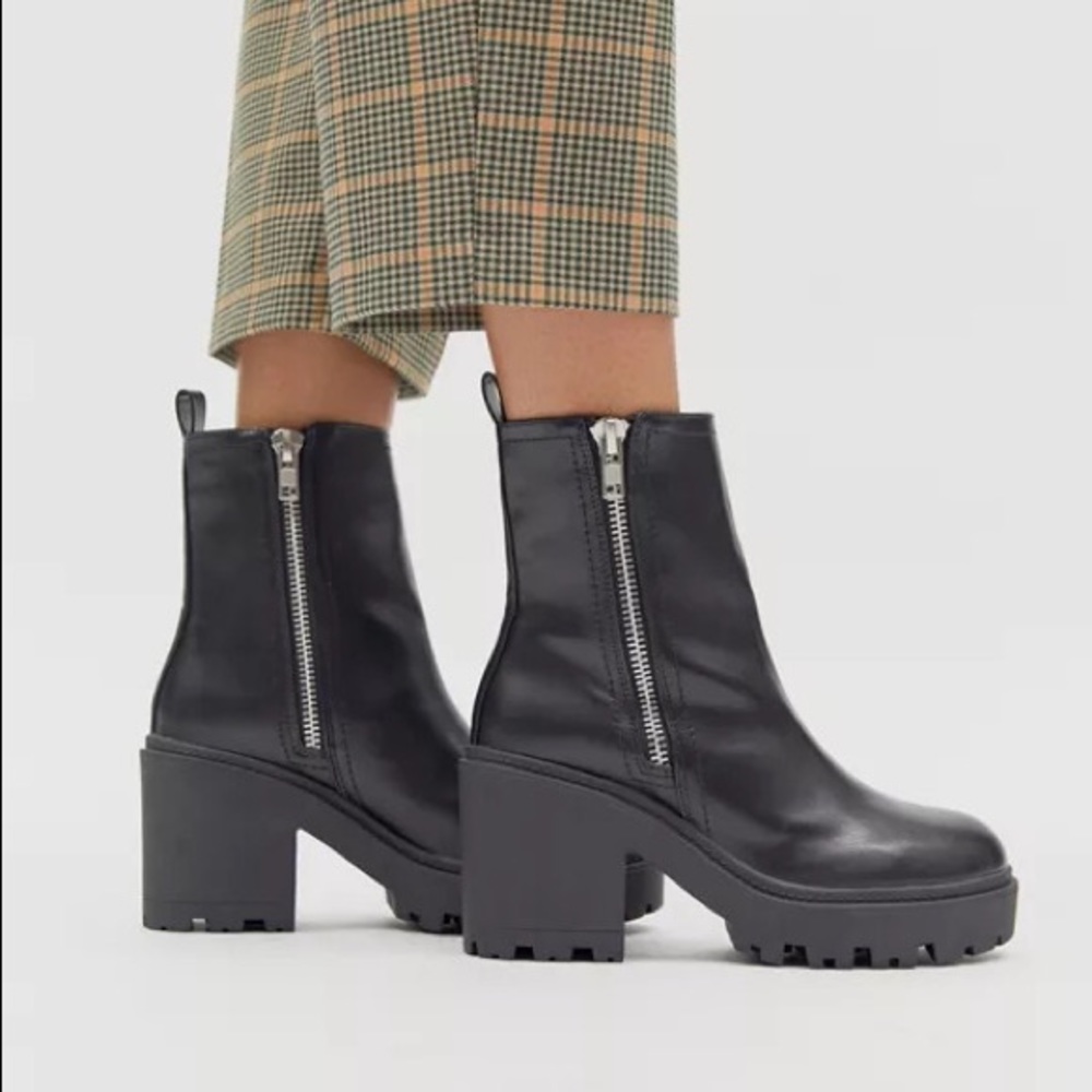 Urban Outfitters Black Zip-Up Boot Size 9